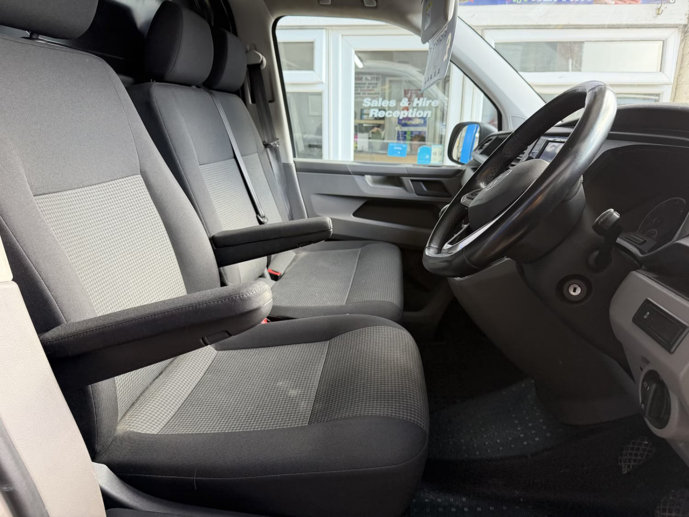 Volkswagen Transporter (2023) — image 11
