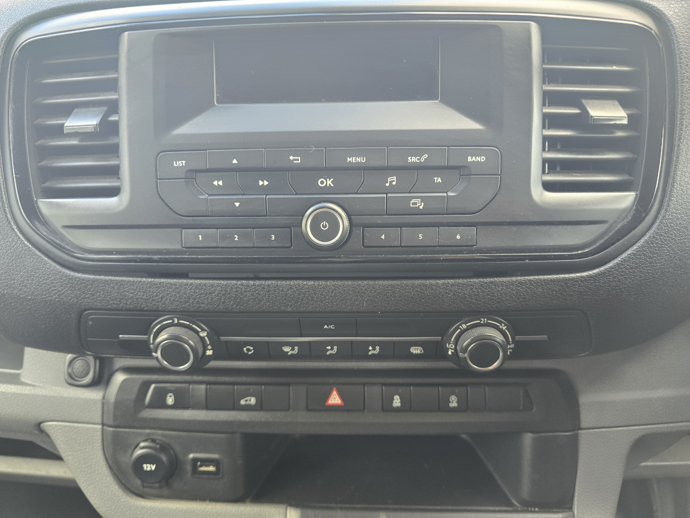 Vauxhall Vivaro (2019) — image 17