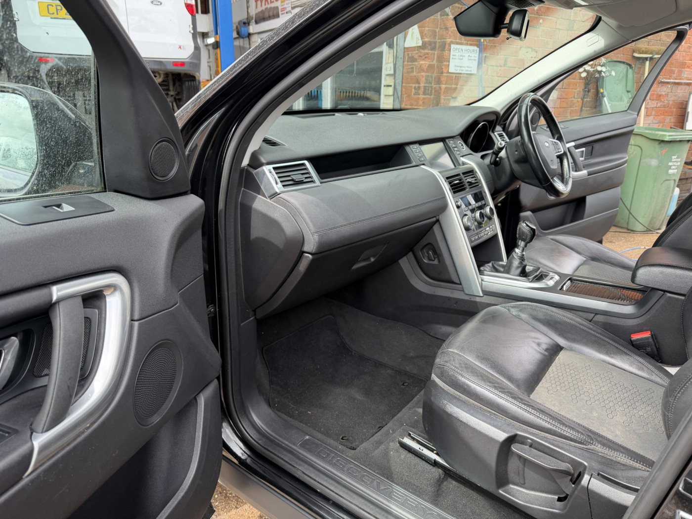 Land Rover Discovery Sport (2017) — image 12