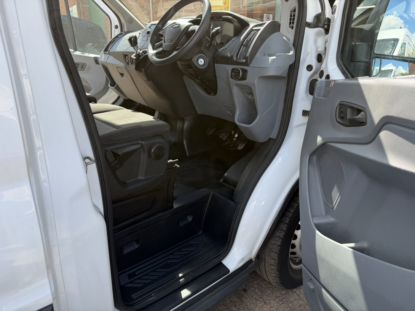 Ford MWB Transit 350 L2 H3 (2019) — image 10