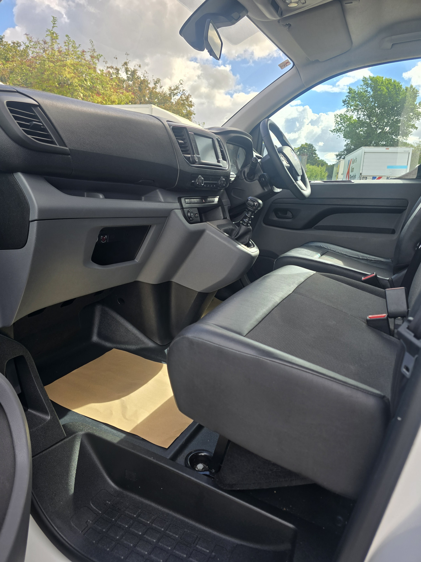 Vauxhall Vivaro (2020) — image 21