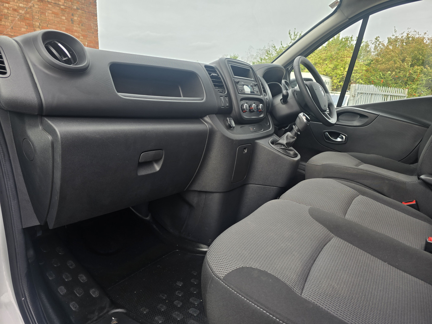 Renault LWB Trafic (2020) — image 16
