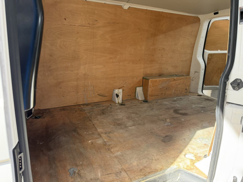 Volkswagen Transporter (2023) — photo 15