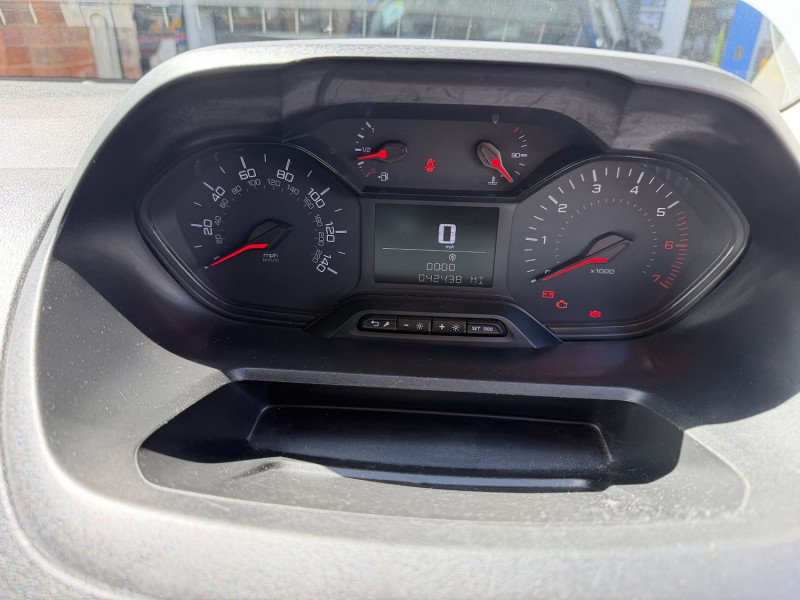 Peugeot Partner (2020) — photo 13