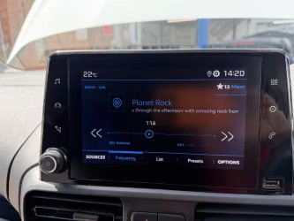 Peugeot Partner (2020) — photo 17