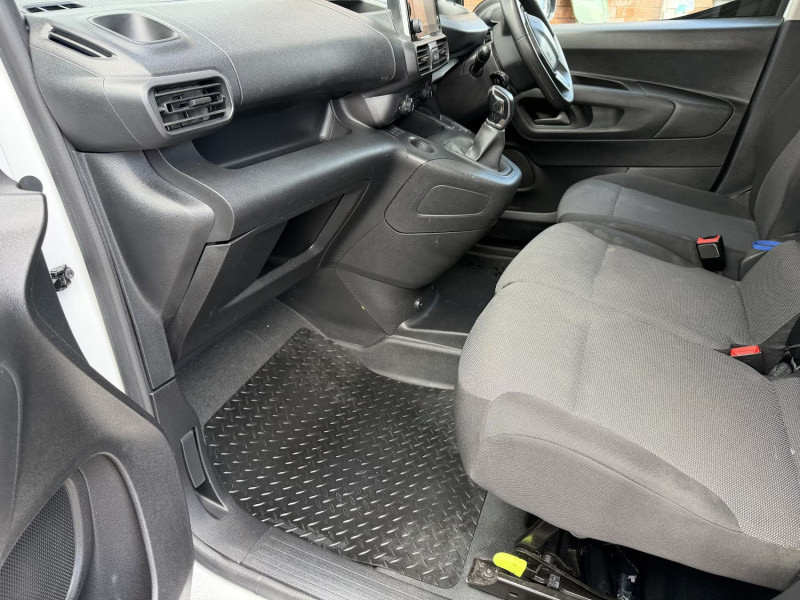 Peugeot Partner (2020) — photo 18