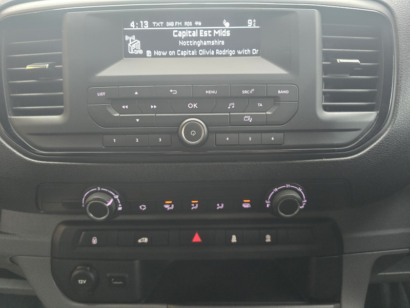 Vauxhall Vivaro L2 (2020) — photo 17
